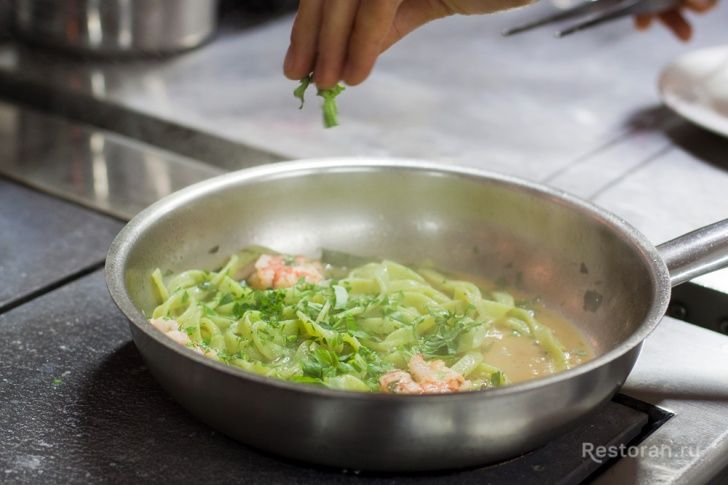Феттучини-шпинат с креветками и пармской ветчиной из ресторана Osteria Numero Uno - фотография № 14