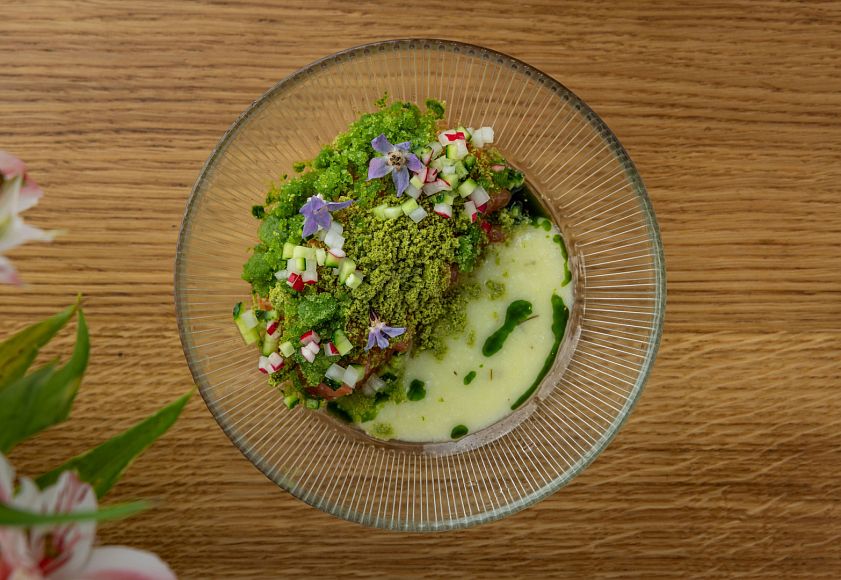 Сугудай из форели, кундюмы с гречкой и уткой, кедровый пломбир — «Ухват» обновляет меню