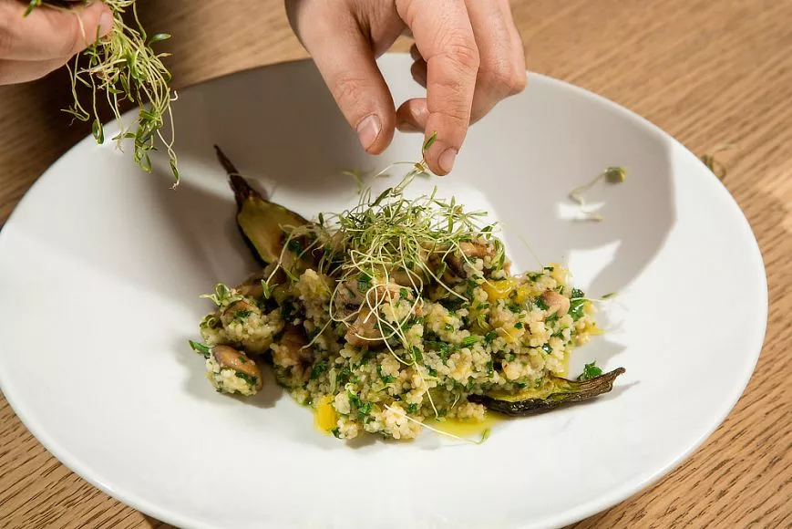 Кускус с гремолатой, сегментами апельсина, грибами и печёным кабачком от су-шефа ресторана «Рассольников»
