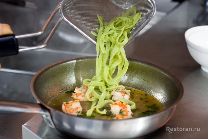 Феттучини-шпинат с креветками и пармской ветчиной из ресторана Osteria Numero Uno - фотография № 13