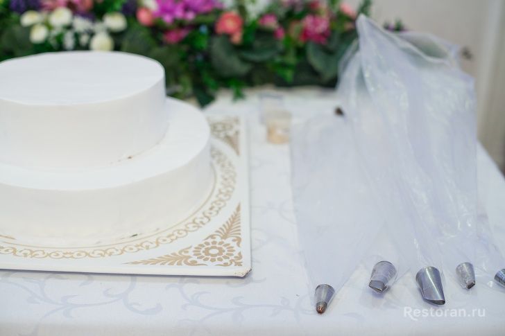 Украшение свадебного торта от ресторана «Оазис» - фотография № 5