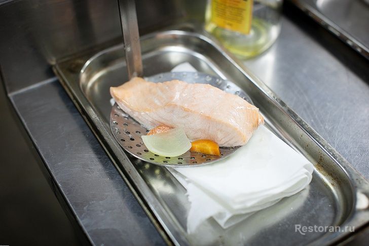 Лосось конфи на салате из фенхеля с клюквой и апельсином - фотография № 23