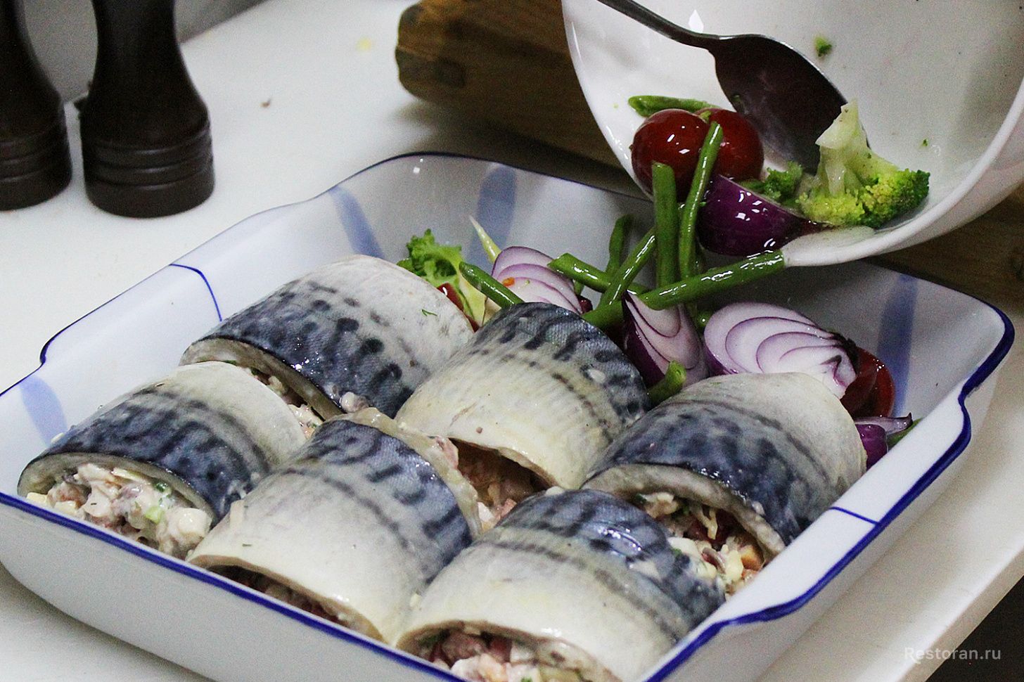 Запеченные рулетики из скумбрии с грибами, сыром и овощами от шеф-повара ресторана «Пироги Вино и Гусь» - фотография № 5