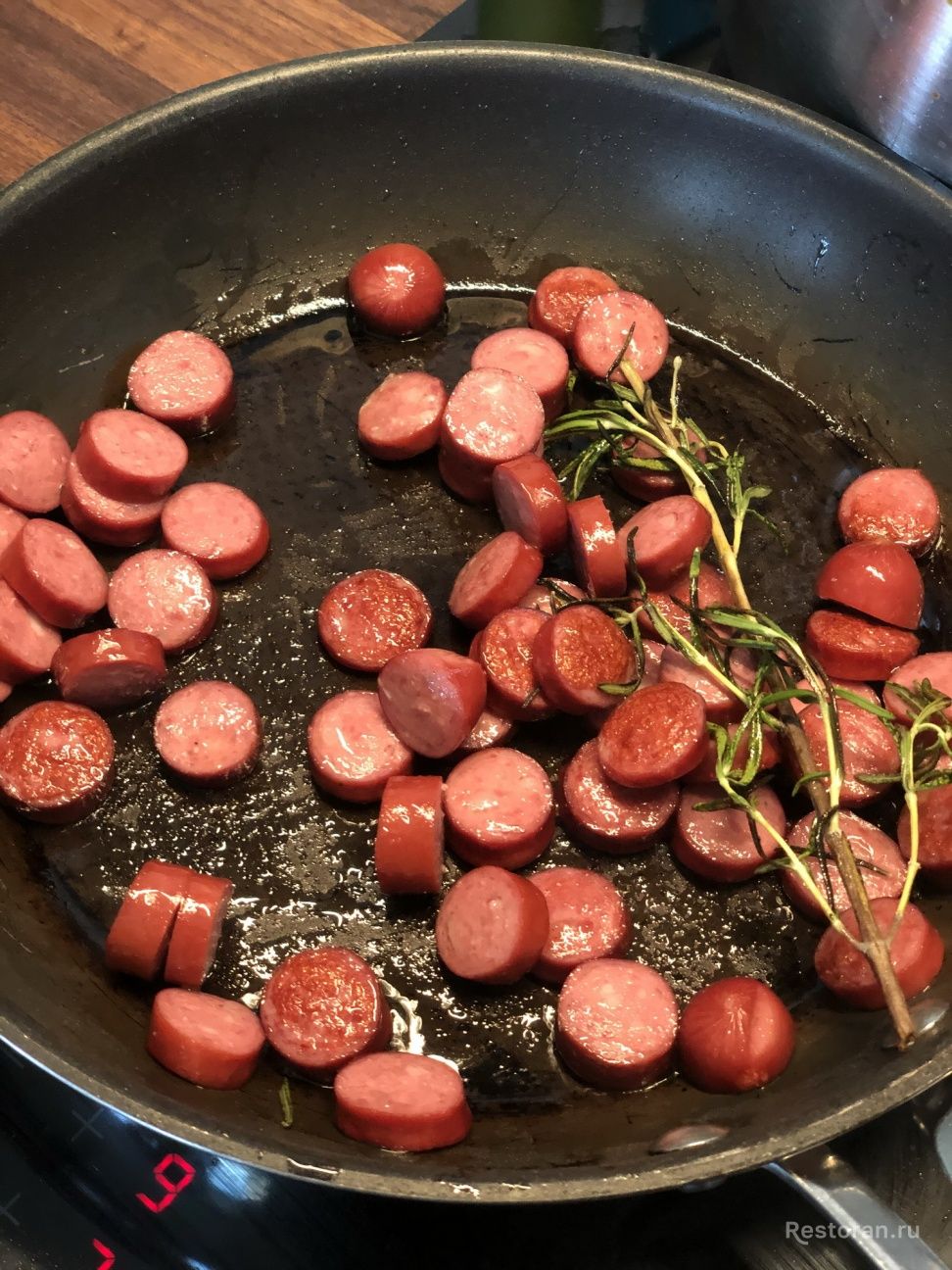 Готовим ньокки с томатным соусом, подкопченными колбасками и розмарином - фотография № 11