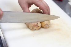 Разрезаем рулет пополам и срезаем края.