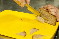 Хлеб подморозить, после чего нарезать тонкими слай...