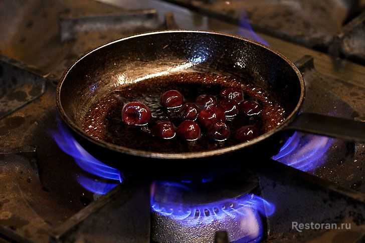 Утиная грудка с вишневым соусом и теплый салат с говядиной от ресторана «Усадьба» - фотография № 14