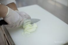 Нарезаем репчатый лук.