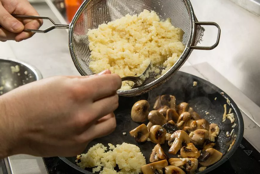 Кускус с гремолатой, сегментами апельсина, грибами и печёным кабачком от су-шефа ресторана «Рассольников»