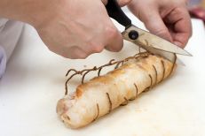 Готовый рулет достаем из духовки и удаляем верёвку...