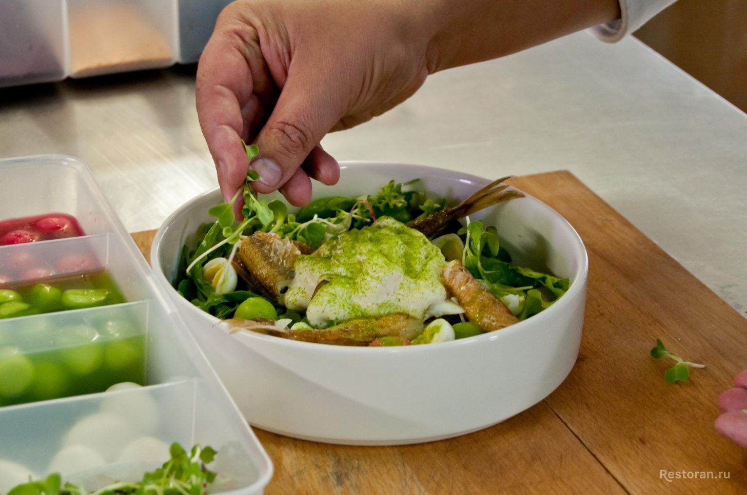 Салат с копченой корюшкой и малосольным огурцом от ресторана DoZari - фотография № 13