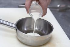 Для сырного соуса в сотейник наливаем сливки.