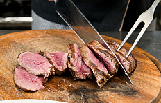 Обжаренное мясо нарезаем кружочками на 6-7 частей.