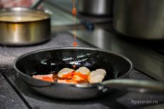 Обжаренные лосось и куриную грудку заливаем заране...