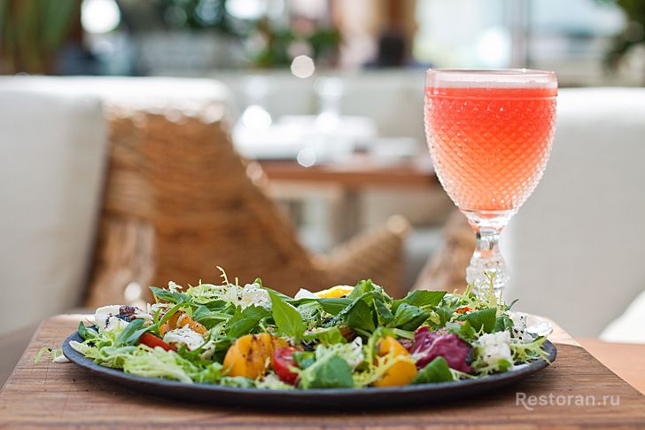 Салат с моцареллой и абрикосами из ресторана Rose Bar - фотография № 15