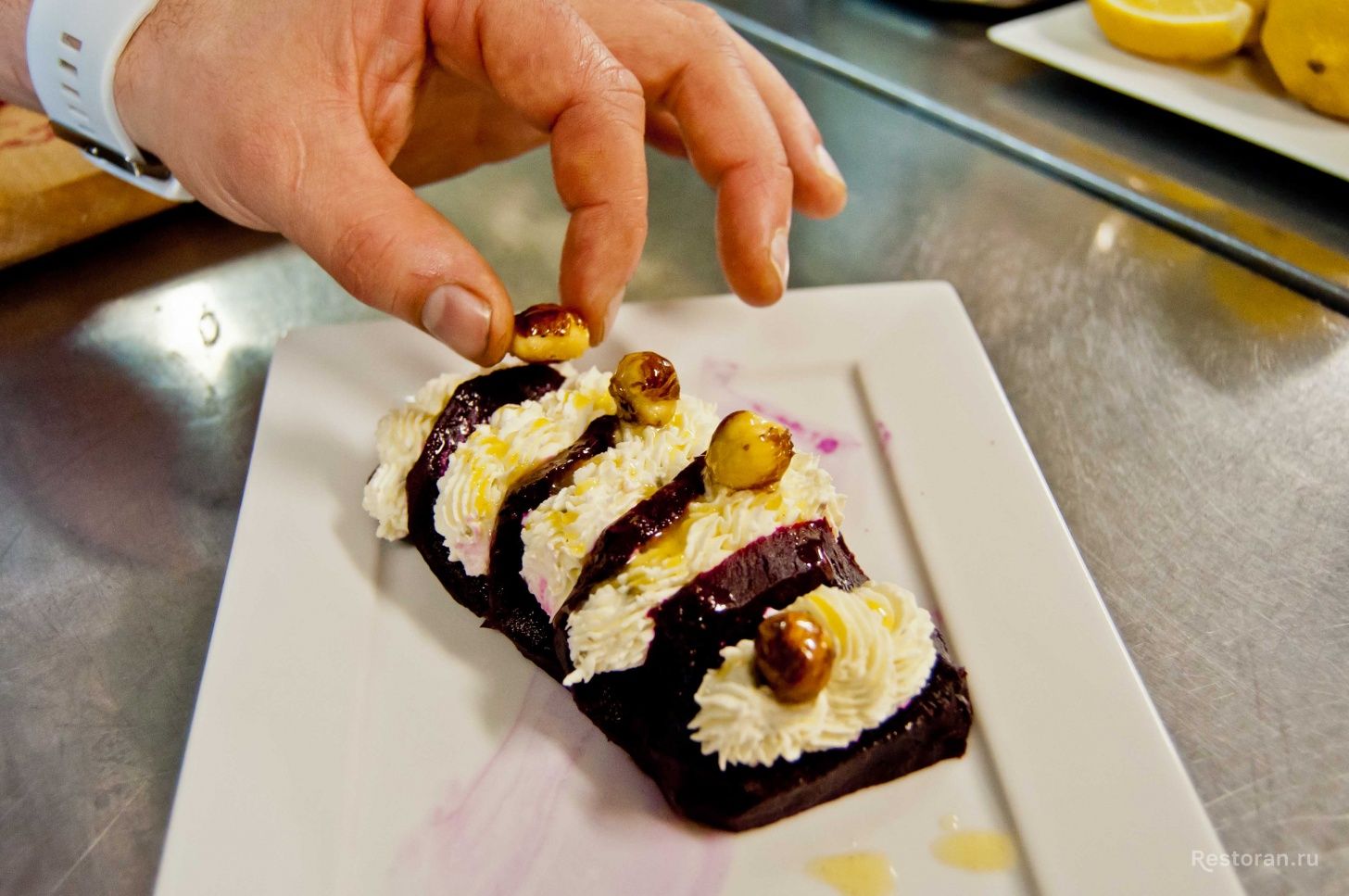 Мильфей свекольный со сливочным сыром, гранатом и кедровыми орешками от ресторана DoZari - фотография № 9