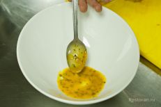 На тарелку вылить соус из желтка и эстрагона.