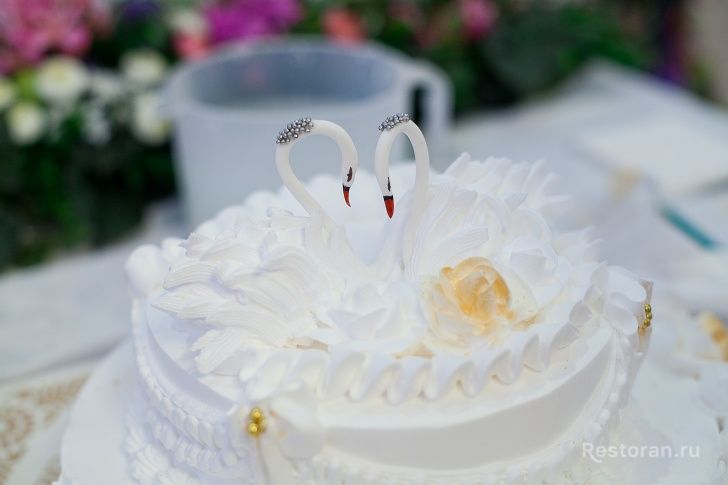 Украшение свадебного торта от ресторана «Оазис» - фотография № 18