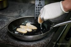 На разогретой с оливковым маслом сковороде, обжари...