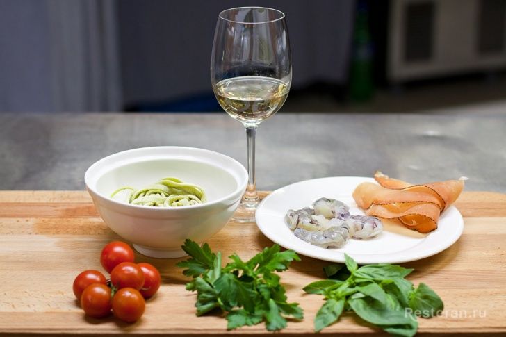 Феттучини-шпинат с креветками и пармской ветчиной из ресторана Osteria Numero Uno - фотография № 1