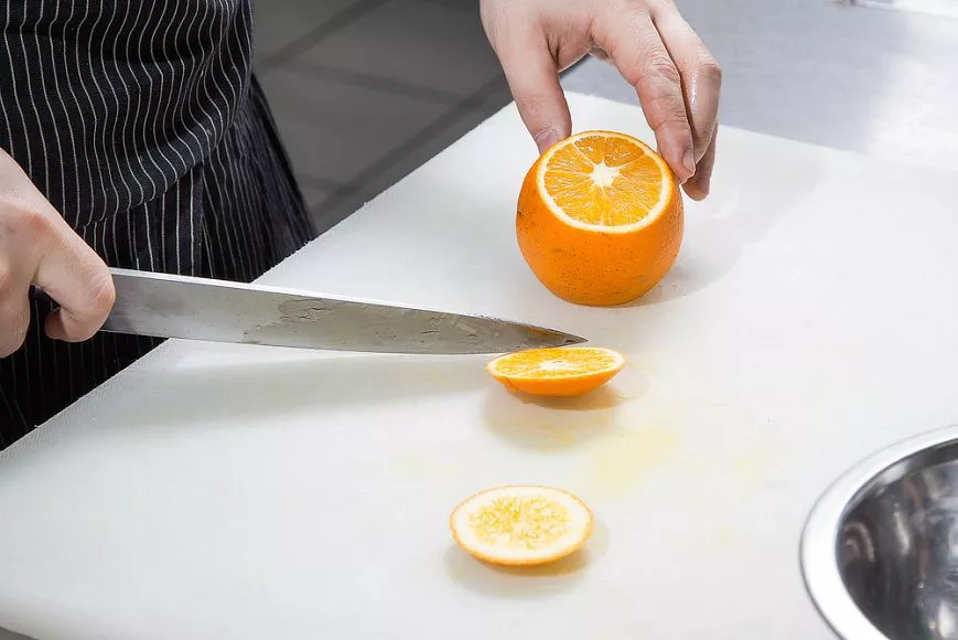Кускус с гремолатой, сегментами апельсина, грибами и печёным кабачком от су-шефа ресторана «Рассольников»
