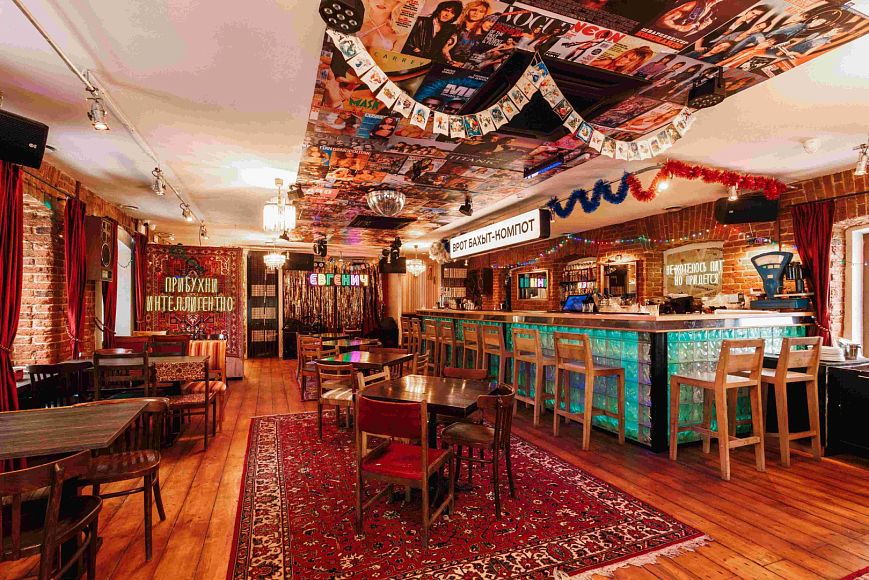 «Евгенич»: настойки, чебуреки и танцы на Пятницкой