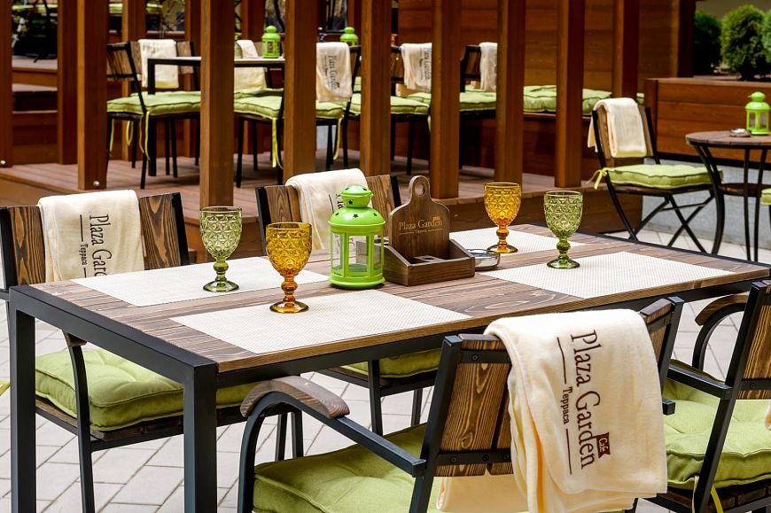 Дегустация на террасе Plaza Garden Café