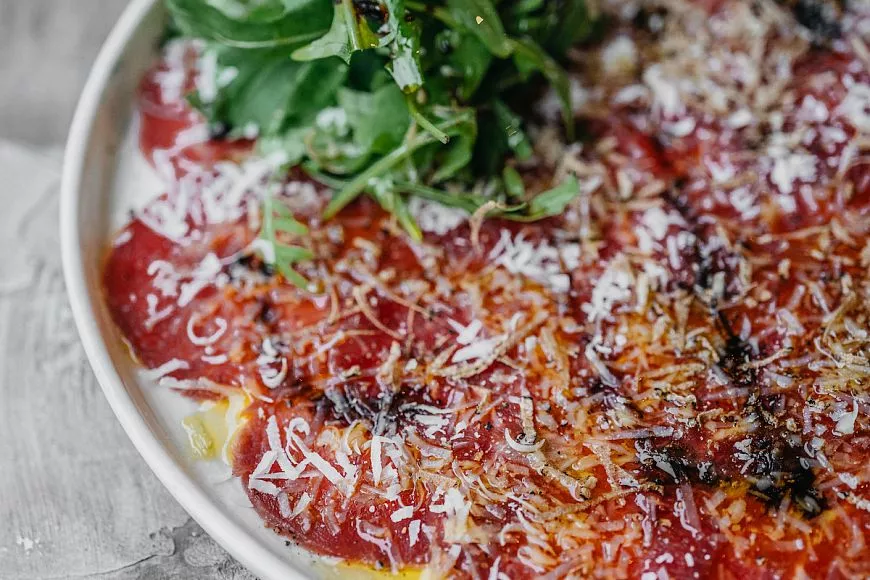приготовить карпаччо как приготовить сырое мясо как есть сырое мясо итальянская закуска рецепт карпаччо ресторан Grape Wine Bar