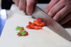 Теперь сделаем тар-тар из клубники — нарезаем ее м...