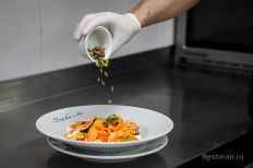 Посыпаем салат обжаренными тыквенными семечками.