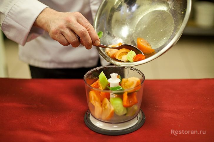 Тунец гриль с салатом из печеного баклажана с вялеными томатами и соусом гаспачо от ресторана «Гайот» - фотография № 10