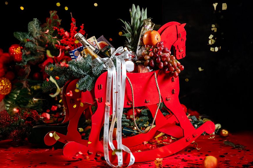 Подарочная корзина в виде огненной лошади-качалки от ресторана «Воронеж»