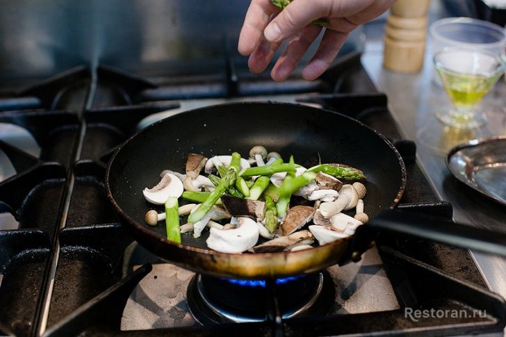 Лобстер с грибами и спаржей в соусе Саке-Трафел от ресторана Paradise - фотография № 27