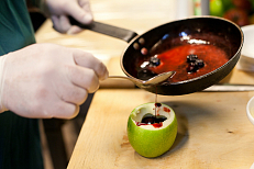 Вливаем соус в яблоко и ставим в духовку запекать.