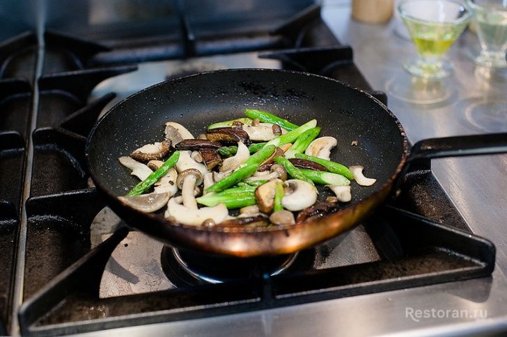 Лобстер с грибами и спаржей в соусе Саке-Трафел от ресторана Paradise - фотография № 29