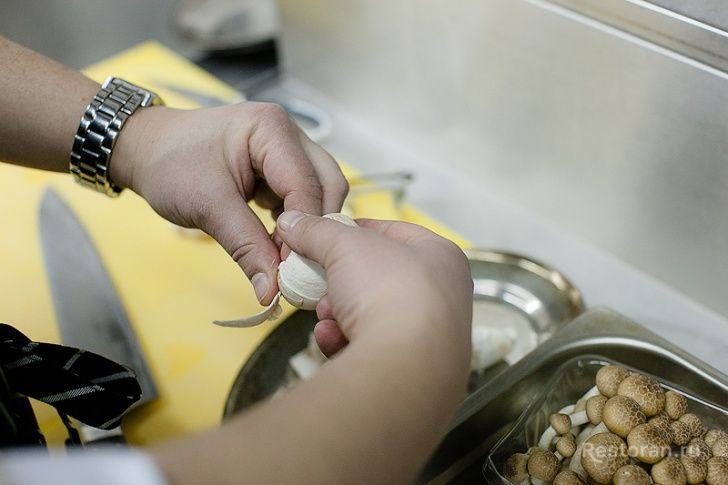 Лобстер с грибами и спаржей в соусе Саке-Трафел от ресторана Paradise - фотография № 5