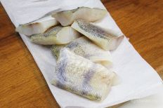 Нарежьте филе судака некрупными порционными кускам...