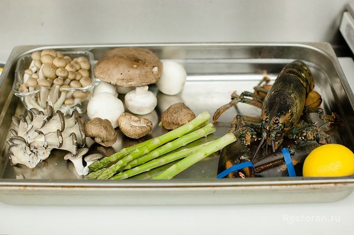 Лобстер с грибами и спаржей в соусе Саке-Трафел от ресторана Paradise - фотография № 1
