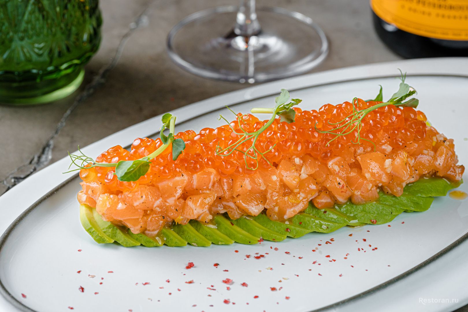 Тартар из лосося с авокадо и красной икрой от шеф-повара Café Imperial - фотография № 4