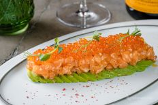 Украсить тартар красной икрой и добавить микрозеле...