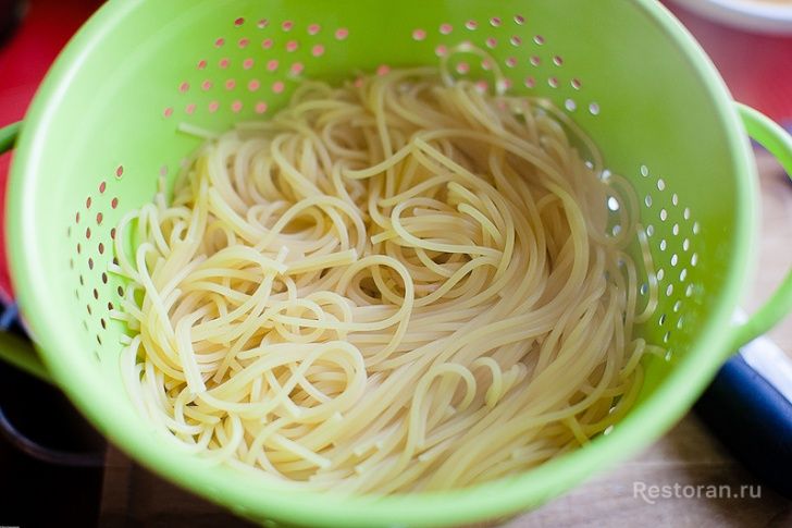 Спагетти с томатным соусом и каперсами - фотография № 9