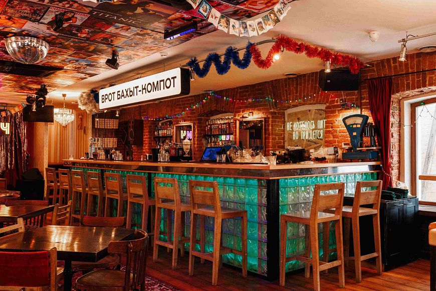 «Евгенич»: настойки, чебуреки и танцы на Пятницкой