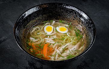 Куриный бульон с домашней лапшой