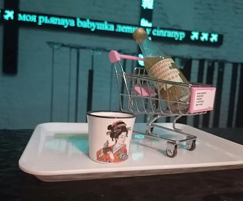 Моя рьяnaya babyшка летит V cingaпур