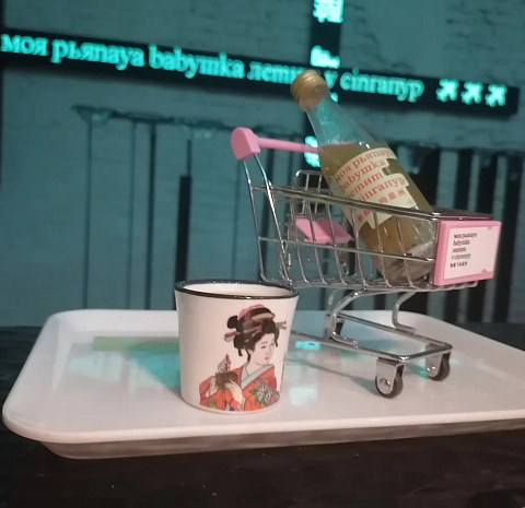 Моя рьяnaya babyшка летит V cingaпур