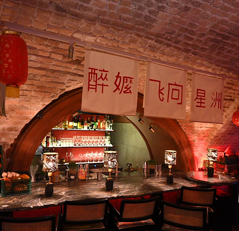 Моя рьяnaya babyшка летит V cingaпур