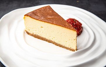 Классический чизкейк с соусом из свежей клубники