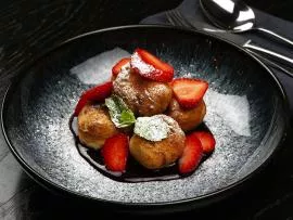 Пончики с рикоттой, клубничным соусом и свежей клубникой от шеф-повара гастропаба «Челси»
