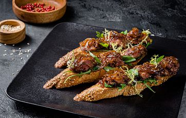 Брускетты с куриной печенью