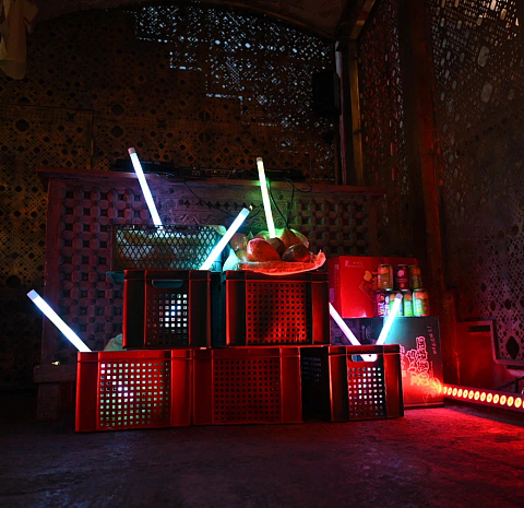 Моя рьяnaya babyшка летит V cingaпур